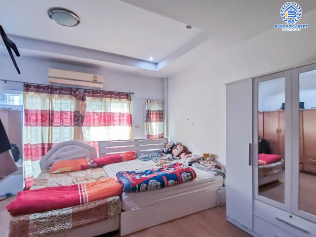 *****ทาวน์เฮ้าส์มือสองย่านกรุงเทพมหานคร ม.ภูมิชนก เพชรเกษม67 บนเนื้อที่ 21.2 ตร.ว. ฟังก์ชัน 3 ห้องนอน 3 ห้องน้ำ 1 ที่จอดรถ แถมฟรี! 2 เครื่องปรับอากาศ 2 เครื่องทำน้ำอุ่น ทำเลแห่งการเดินทาง ติดบิ๊กซีเพชรเกษม และแม็คโครเพชรเกษม เพียง 12 นาที ก็ถึงรถไฟฟ้าสายสีน้ำเงิน "สถานีหลังสอง"